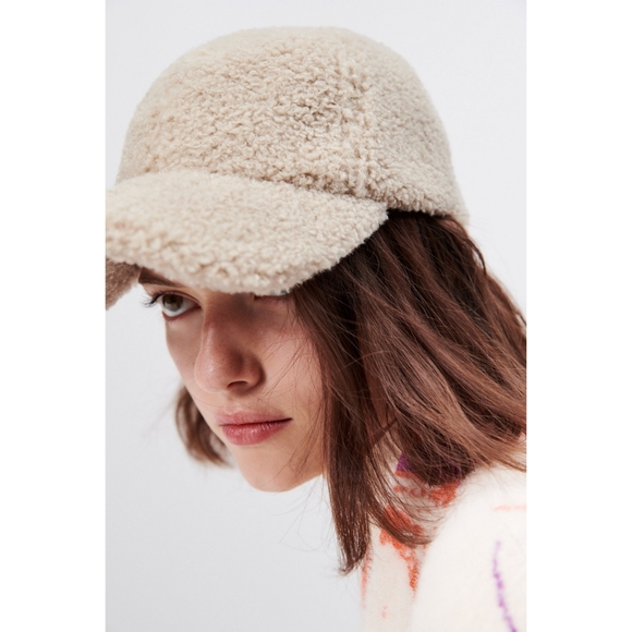 Zara faux shearling cap - Picture 2 of 9